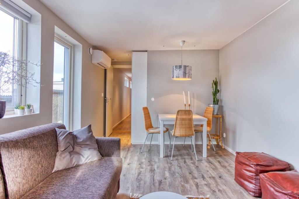 Beautiful Home Away From Home Near Stockholm City ザルツヨバーデン エクステリア 写真